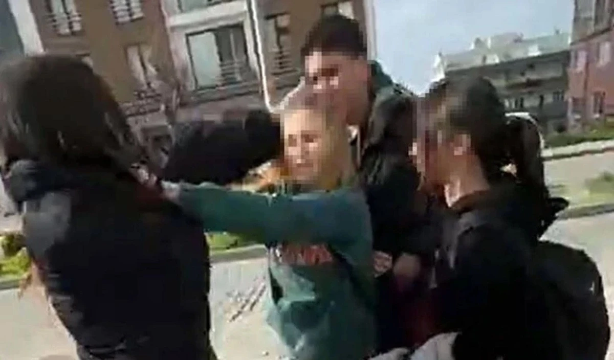 14 Yaşındaki Kız &Ouml;ğrenciyi D&ouml;v&uuml;p Kameraya Aldılar!