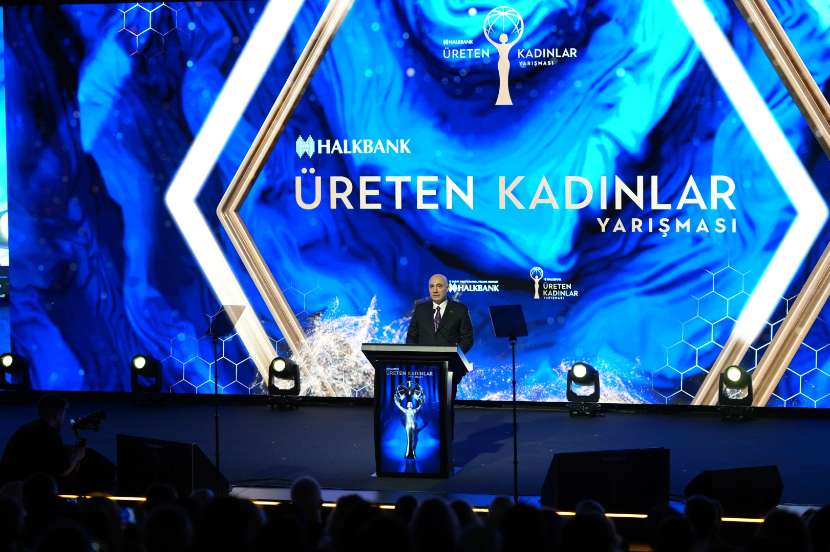 125 Milyar TL Destek: Kadın Girişimciler &Ouml;d&uuml;llendirildi