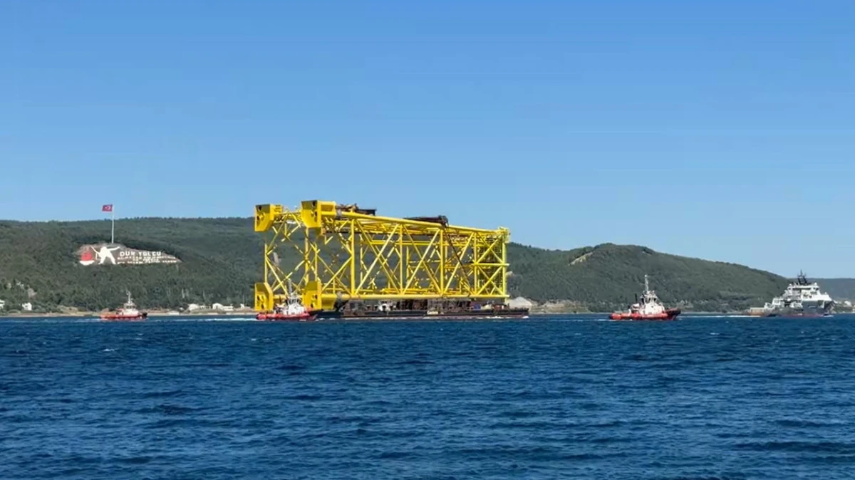 350 Metrelik Sondaj Platformu &Ccedil;anakkale Boğazı'ndan Ge&ccedil;ti..