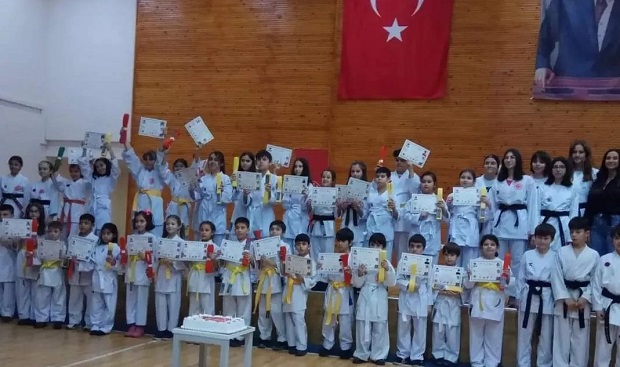 Minik Karateciler Diplomalarını Aldılar