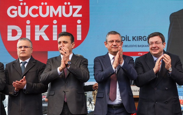 &Ouml;zg&uuml;r &Ouml;zel ve Muharrem Erkek Dikili&rsquo;de Buluştu