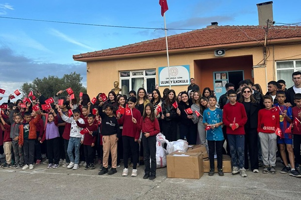 Ezine MYO &Ouml;ğrencilerinden Minik Kalplere Destek