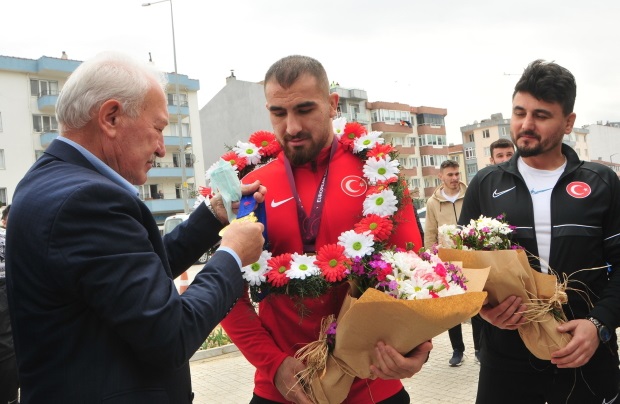 Avrupa Şampiyonu G&uuml;reş&ccedil;i T&ouml;renle Karşılandı