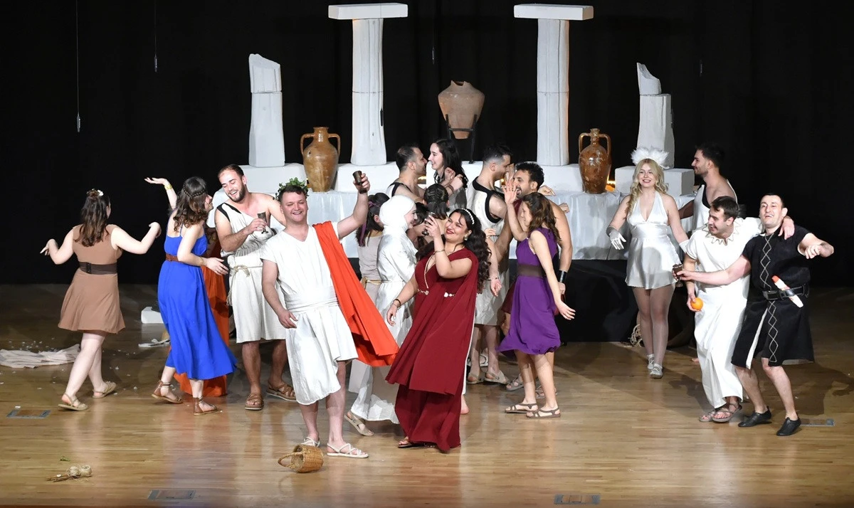 Biga Tiyatrosu &Ccedil;anakkale'yi Fethetti: B&uuml;y&uuml;k Alkış Aldı