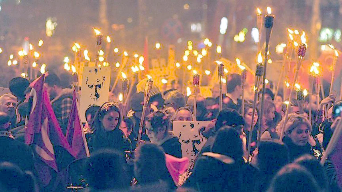 Binlerce Vatandaş Fener Alayında Y&uuml;r&uuml;d&uuml;