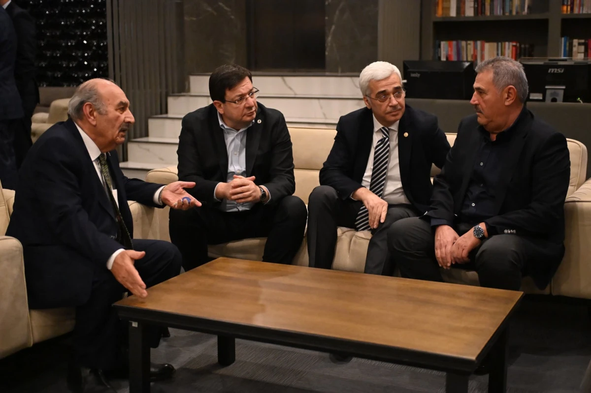 Efsaneler Sofrası: &Ccedil;anakkale Siyasetine Damga Vuran İsimler İftarda Bir Araya Geldi