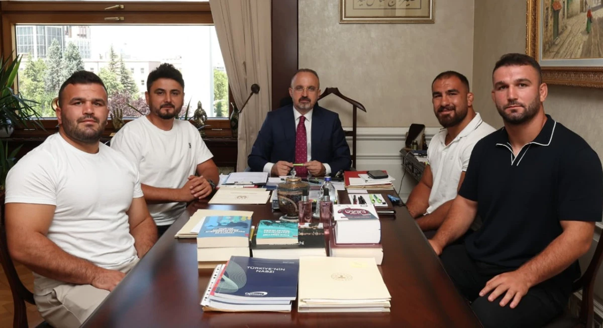 B&uuml;lent Turan Başpehlivan Feyzullah Akt&uuml;rk ve Ekibini Ağırladı