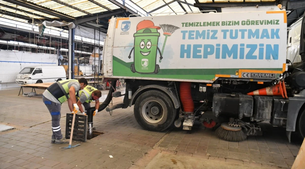 &Ccedil;anakkale Belediyesi'nden Pazar Yeri'nde Temizlik Mesaisi