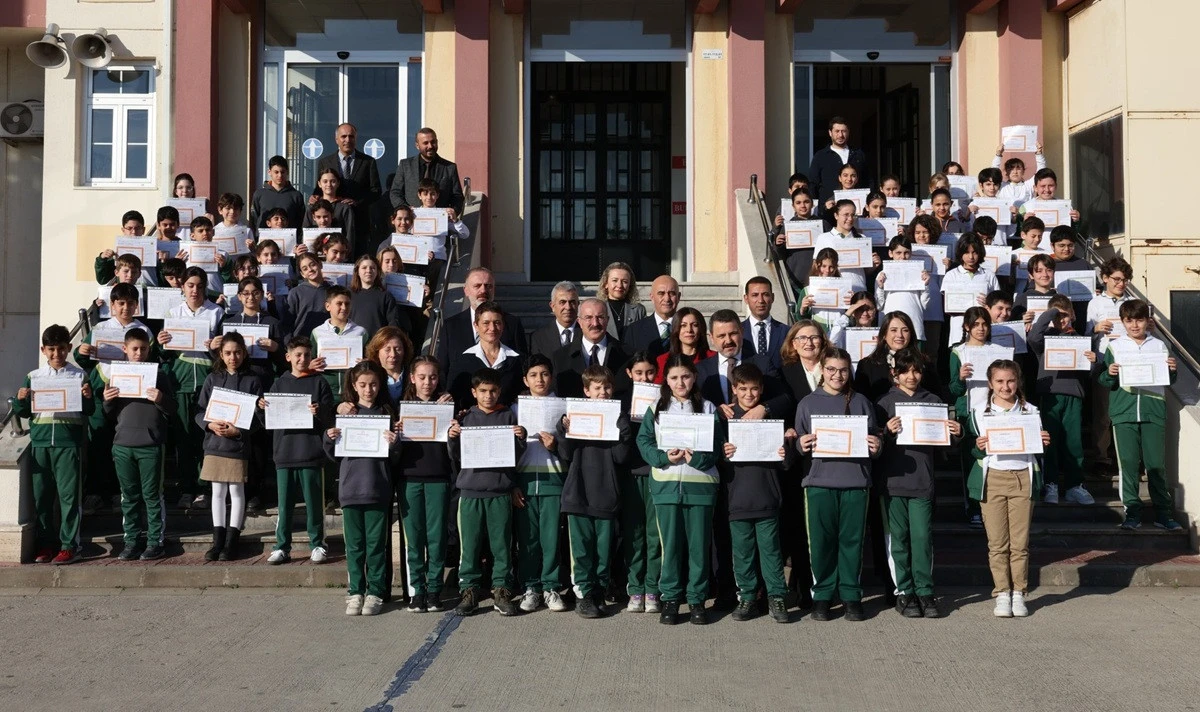 &Ccedil;anakkale&rsquo;de 80 Bini Aşkın &Ouml;ğrenci Karne Heyecanı Yaşadı