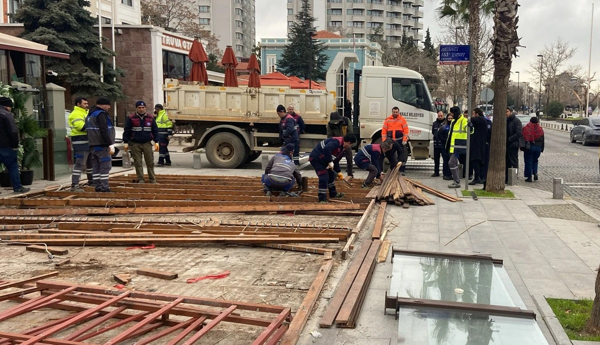 &Ccedil;anakkale&rsquo;de İşletmelerin Ka&ccedil;ak B&ouml;l&uuml;mlerinin Yıkımına Başlandı