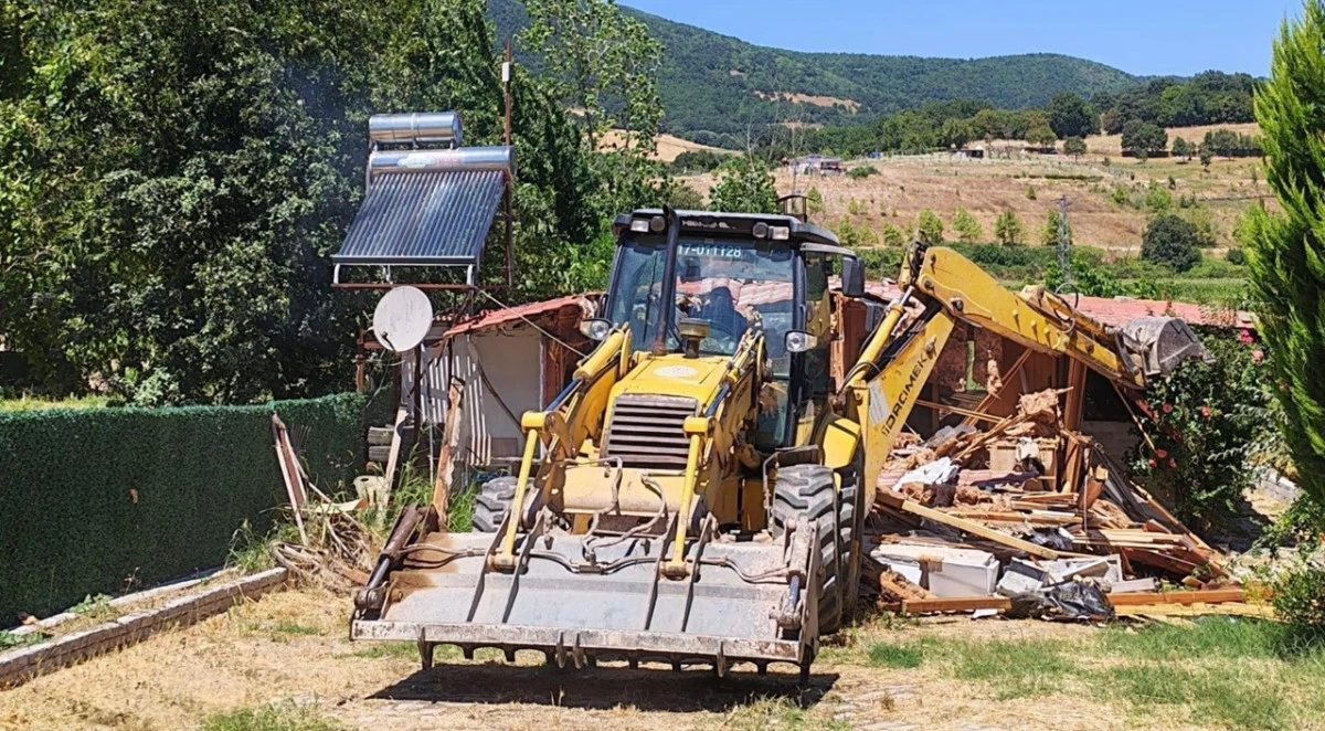 &Ccedil;anakkale'de Ka&ccedil;ak Yapılar Tek Tek Yıkılıyor