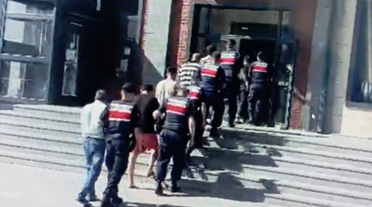 G&ouml;&ccedil;men Ka&ccedil;ak&ccedil;ılarına Darbe: 4 Organizat&ouml;r Tutuklandı