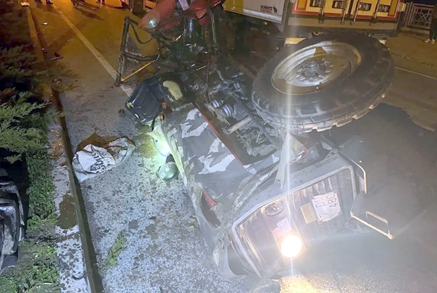 TIR ve Trakt&ouml;r &Ccedil;arpıştı: S&uuml;r&uuml;c&uuml; ve Eşi &Ouml;ld&uuml;