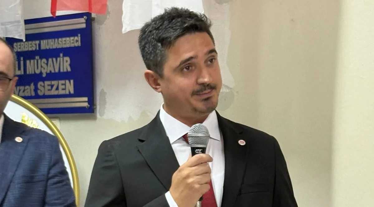 &Ouml;zden Barış &Ccedil;etin Biga İl&ccedil;e Başkanlığı İ&ccedil;in Kolları Sıvadı
