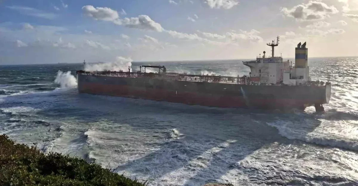 250 Metrelik Petrol Tankeri Karaya Oturdu