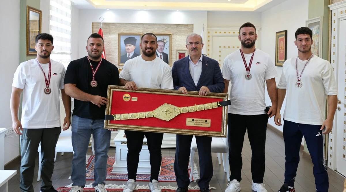 Şampiyon G&uuml;reş&ccedil;iler Valilikte Ağırlandı!