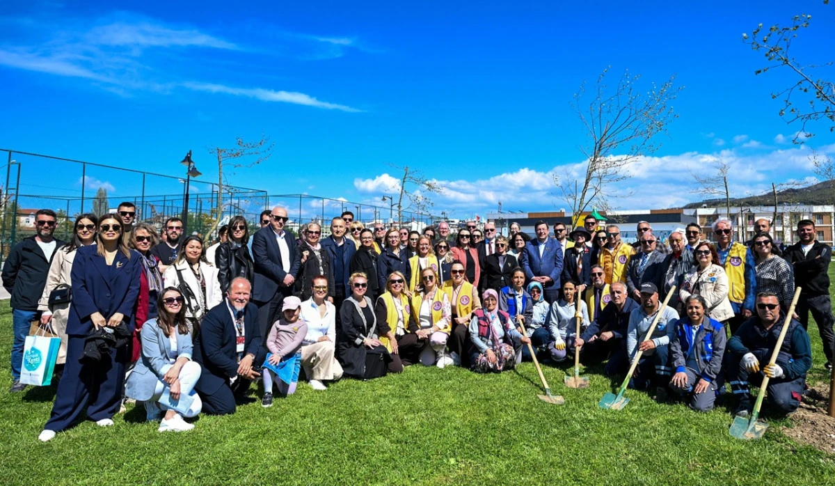 Savaşın Topraklarından Barışın Ağa&ccedil;larına..