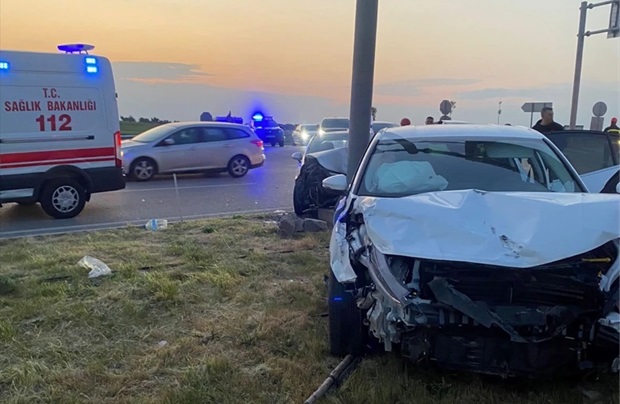 2 Ara&ccedil; &Ccedil;arpıştı: 1 &Ouml;l&uuml;, 6 Yaralı