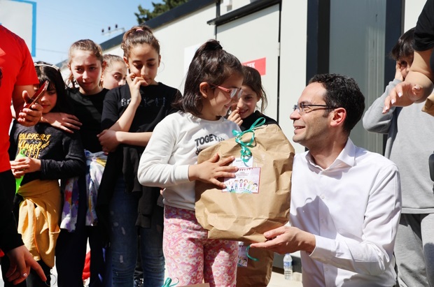 Uludağ Elektrik Depremzede &Ccedil;ocukların Y&uuml;z&uuml;n&uuml; G&uuml;ld&uuml;rd&uuml;