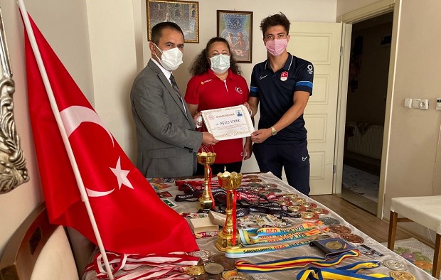 Vali Aktaş &Ccedil;anakkaleli Milli Sporcuyu Evinde Ziyaret Etti